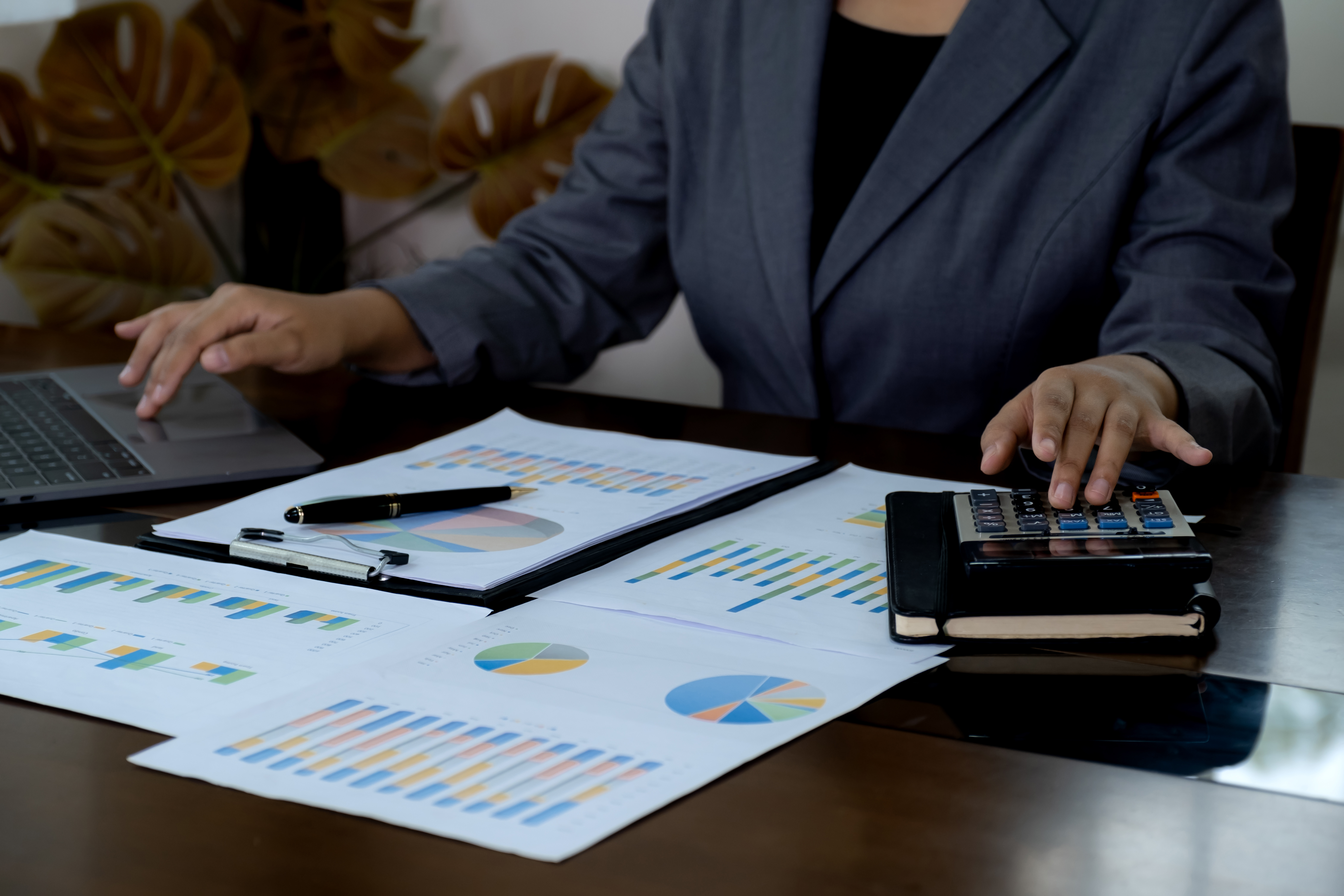 Bookkeeping Companies Near Me: When It’s Time to Bring in a Pro
